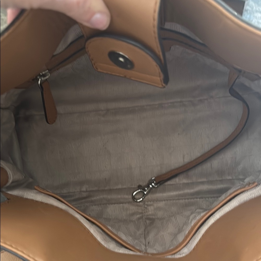 EUC Michael Kors Frame Out East/West Hamilton Set - Picture 8 of 11